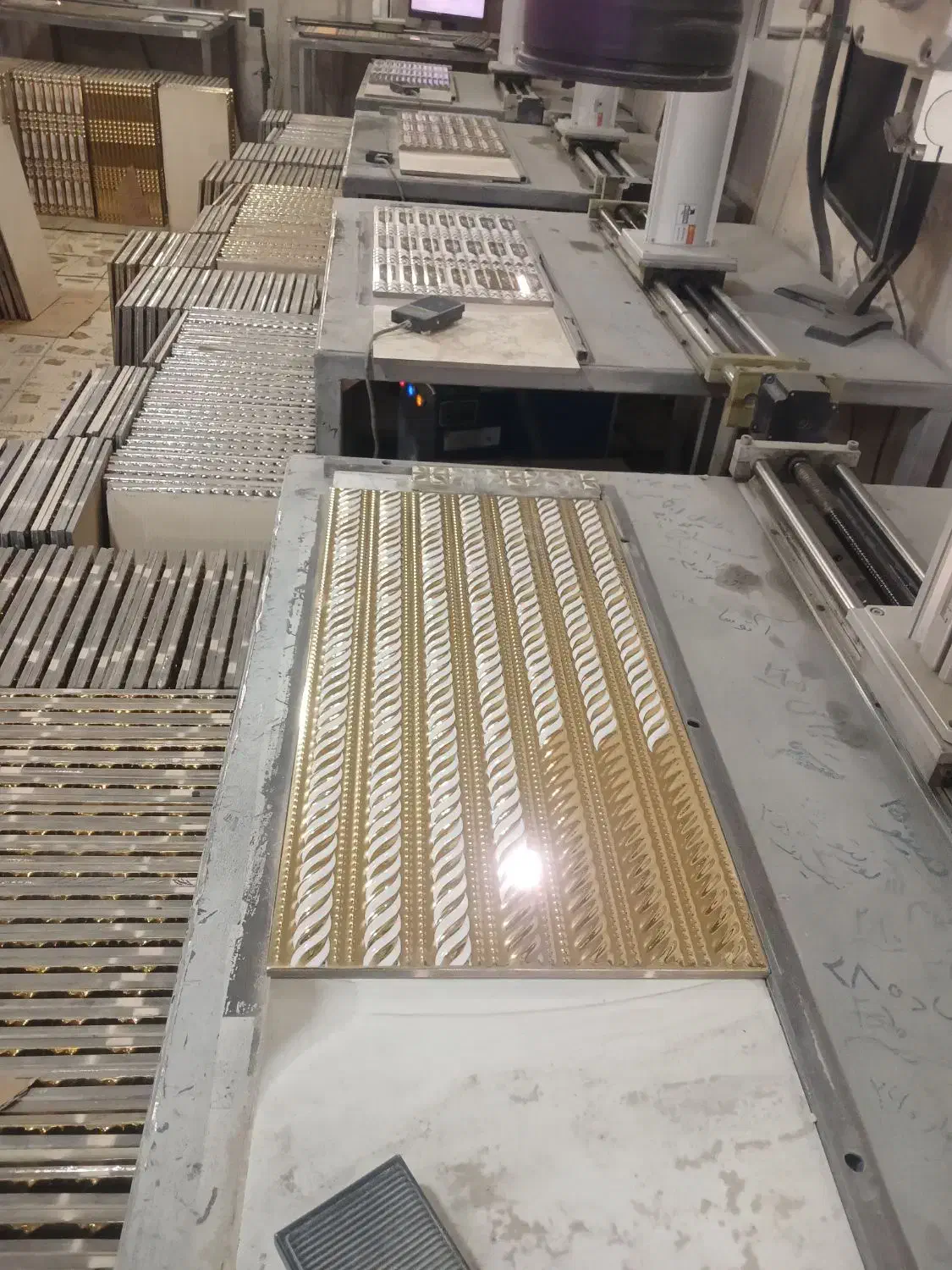 کارگر ساده آقا وخانم شیفت شب وروز لیزر وبرش کاشی|استخدام صنعتی، فنی، مهندسی|محمدشهر, ولدآباد بزرگ|دیوار