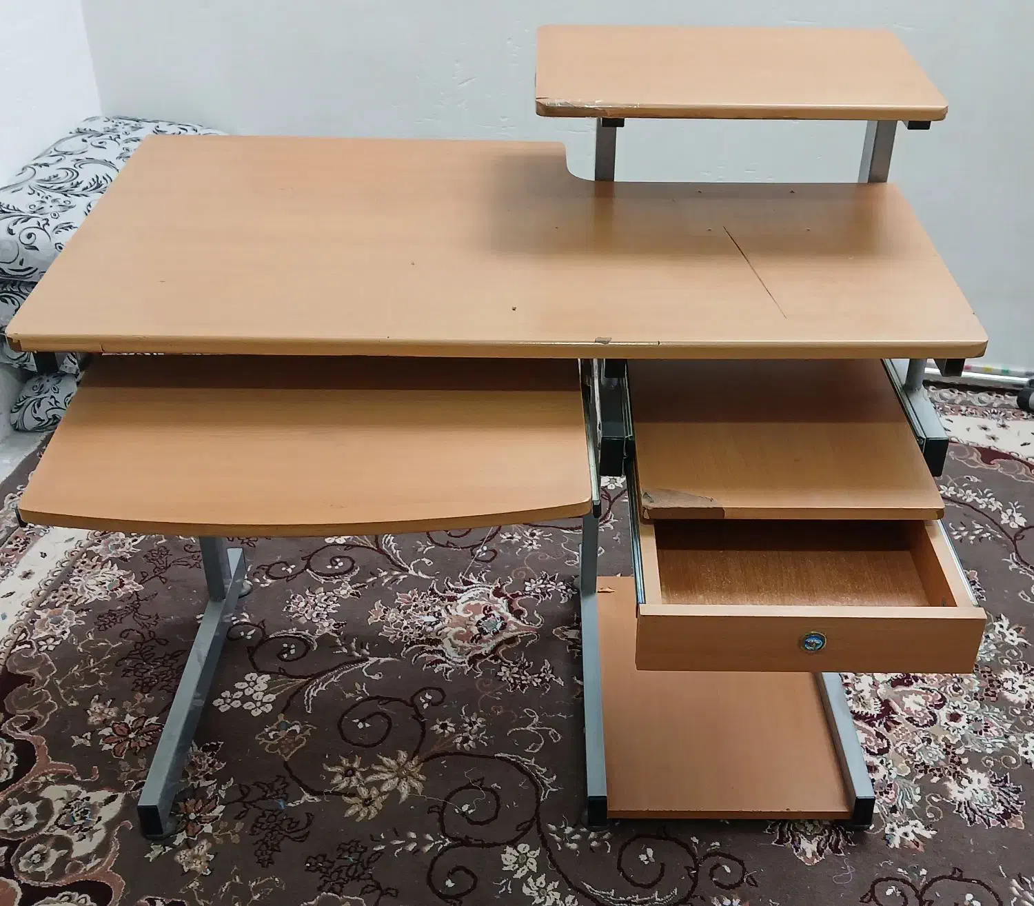 میز کامپیوتر و صندلی چرخدار|میز تحریر و کامپیوتر|صحنه, |دیوار