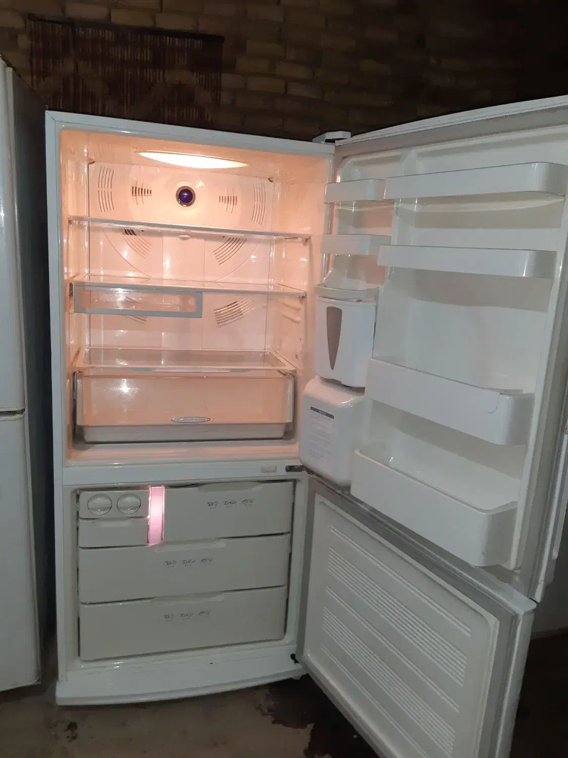 یخچال فریزر اسنوا سالم و تمیز در حد نو بدون برفک|یخچال و فریزر|بروجرد, |دیوار