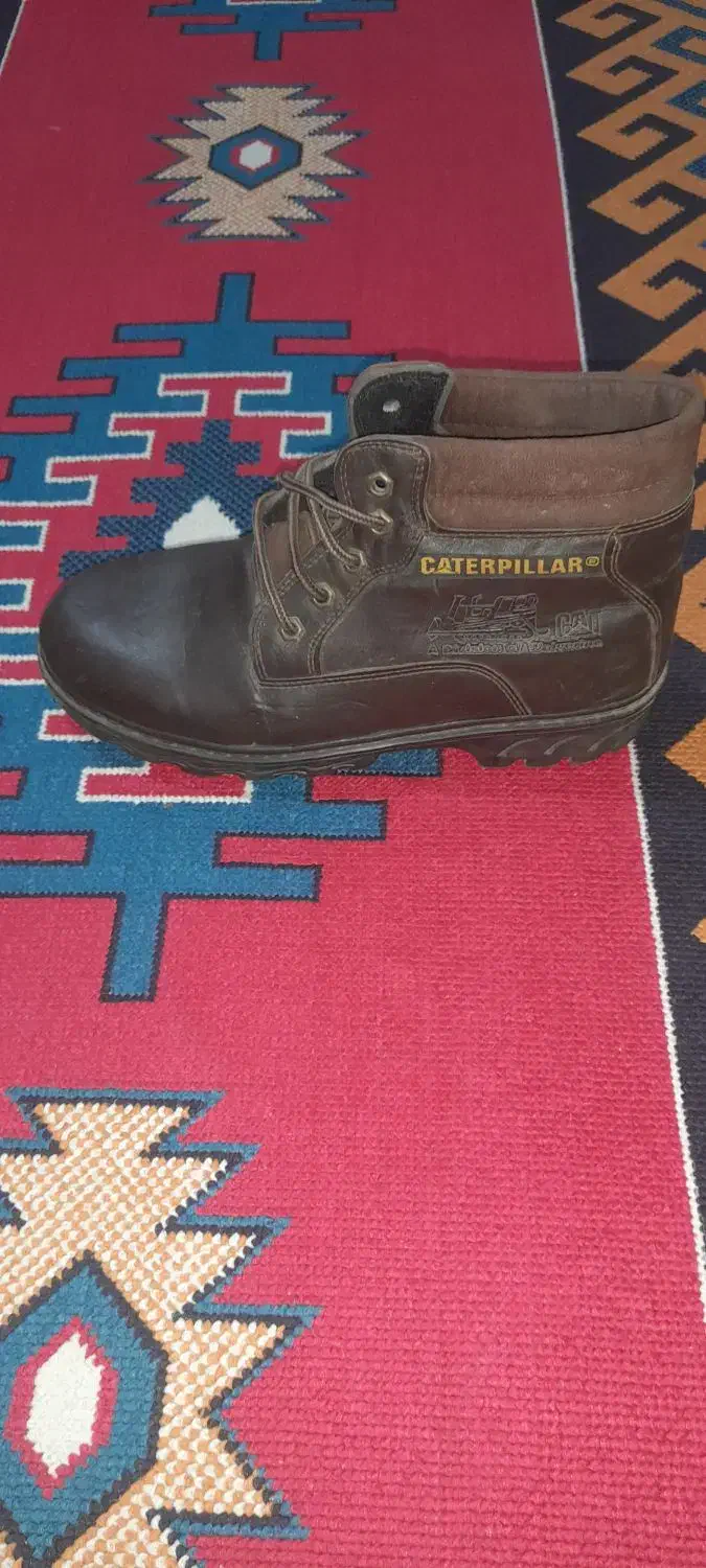 پوتین|کیف، کفش، کمربند|میانه, |دیوار