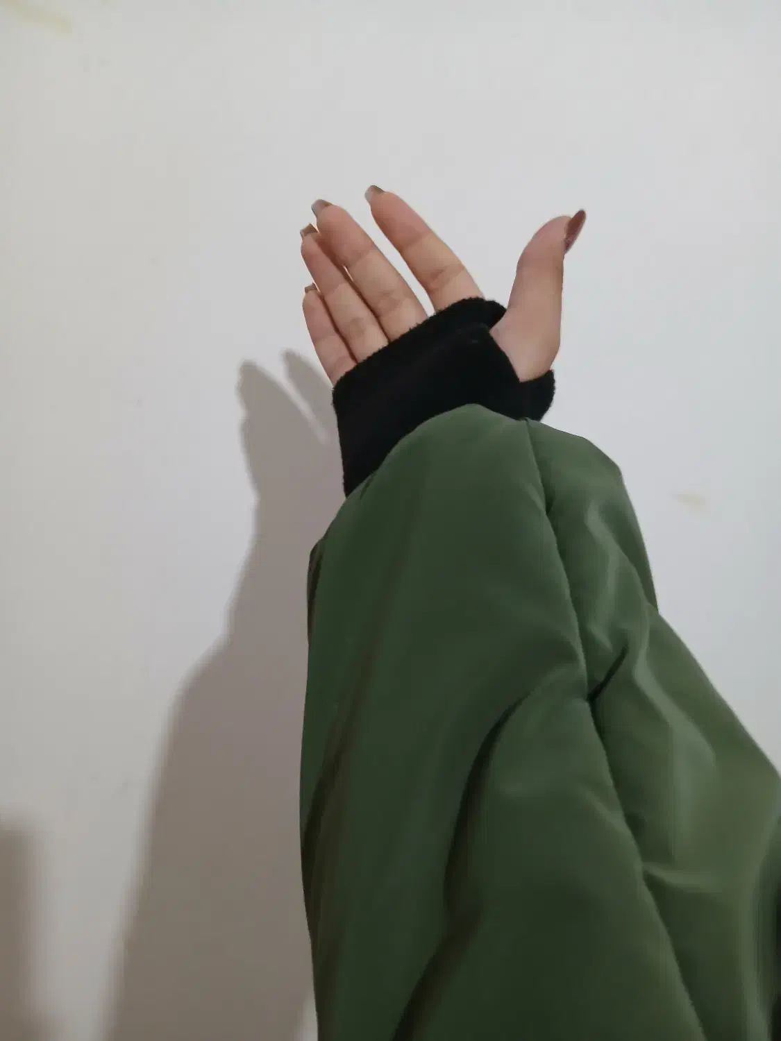 کاپشن|لباس|تربتحیدریه, آغوی|دیوار