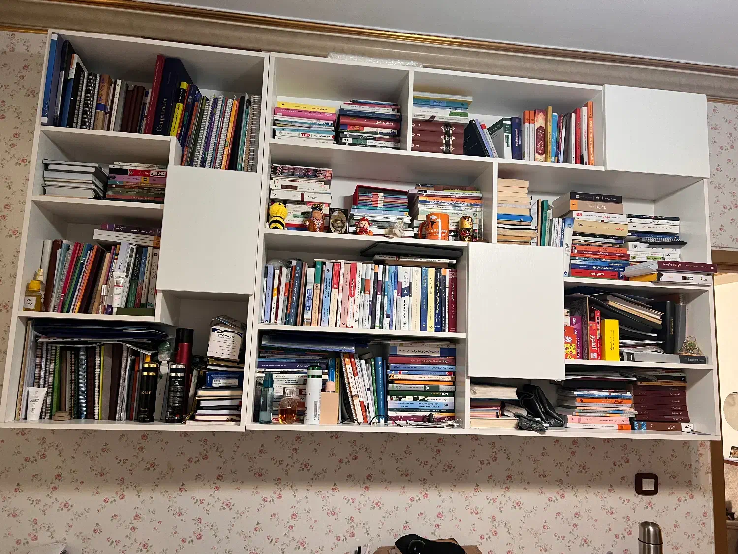 کتابخانه دیواری و میز زیر آن«کاملاً سالم و تمیز»|کتابخانه، شلف، قفسه‌های دیواری|تهران, پاسداران|دیوار