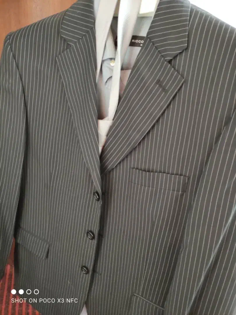 چند دست کت و شلوار برند معتبر|لباس|رشت, منظریه|دیوار