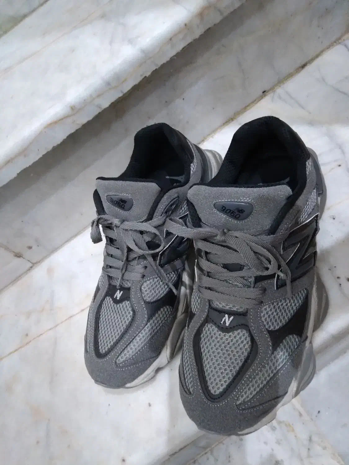 کتونی|کیف، کفش، کمربند|رشت, فلسطین|دیوار