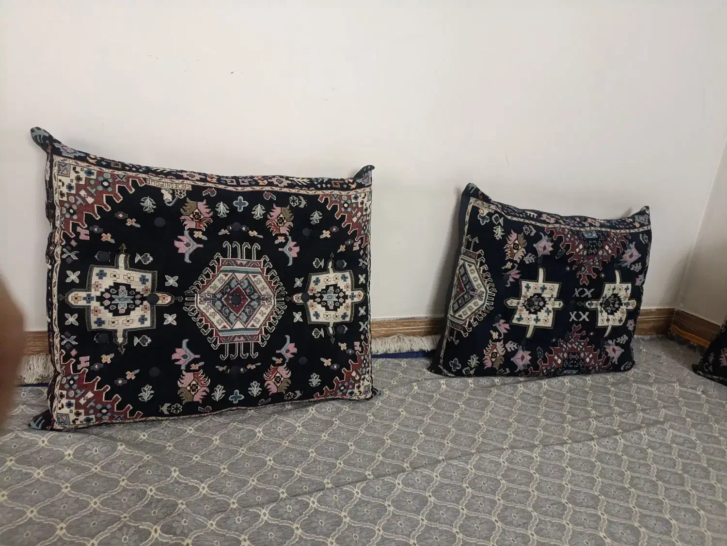 پشتی سنتی|پشتی|اصفهان, ابر|دیوار