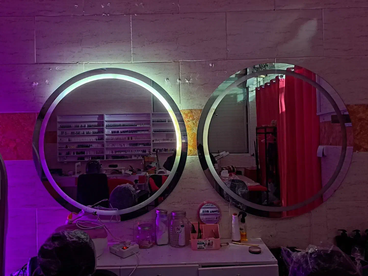 آینه قدی و گرد|آینه|شیراز, شاه قلی بیگی|دیوار