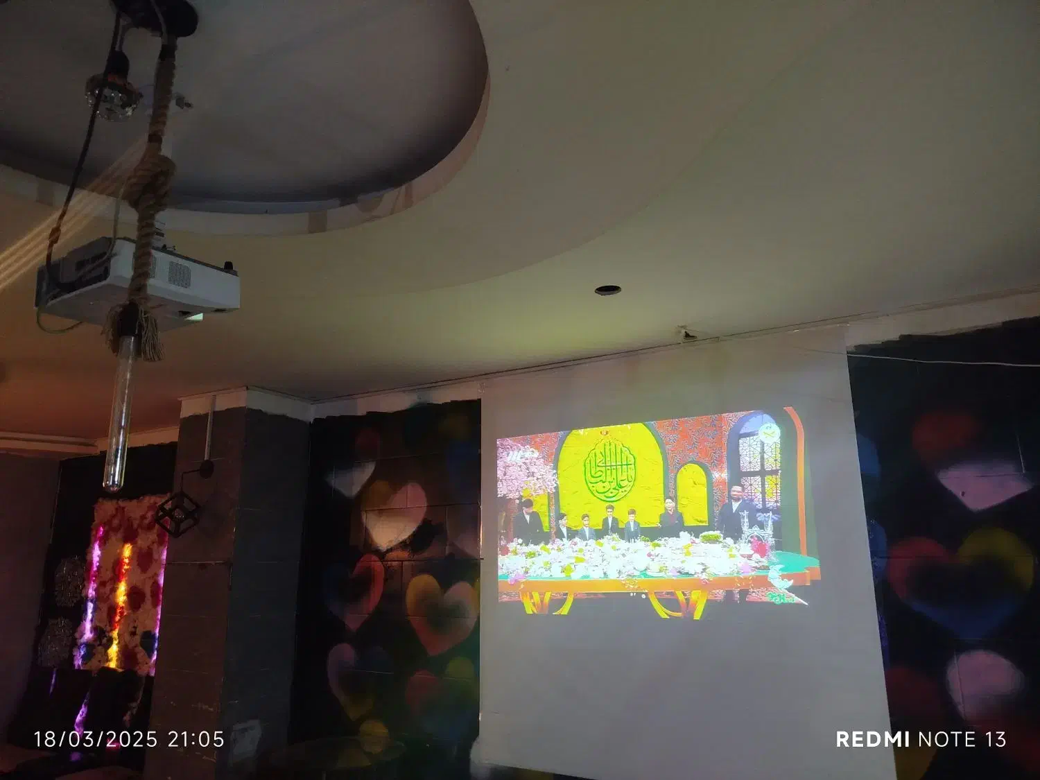 ویدیو پروژکتور ژاپنی هیتاچی با کابل وپایه|تلویزیون و پروژکتور|پرند, فاز ۶|دیوار