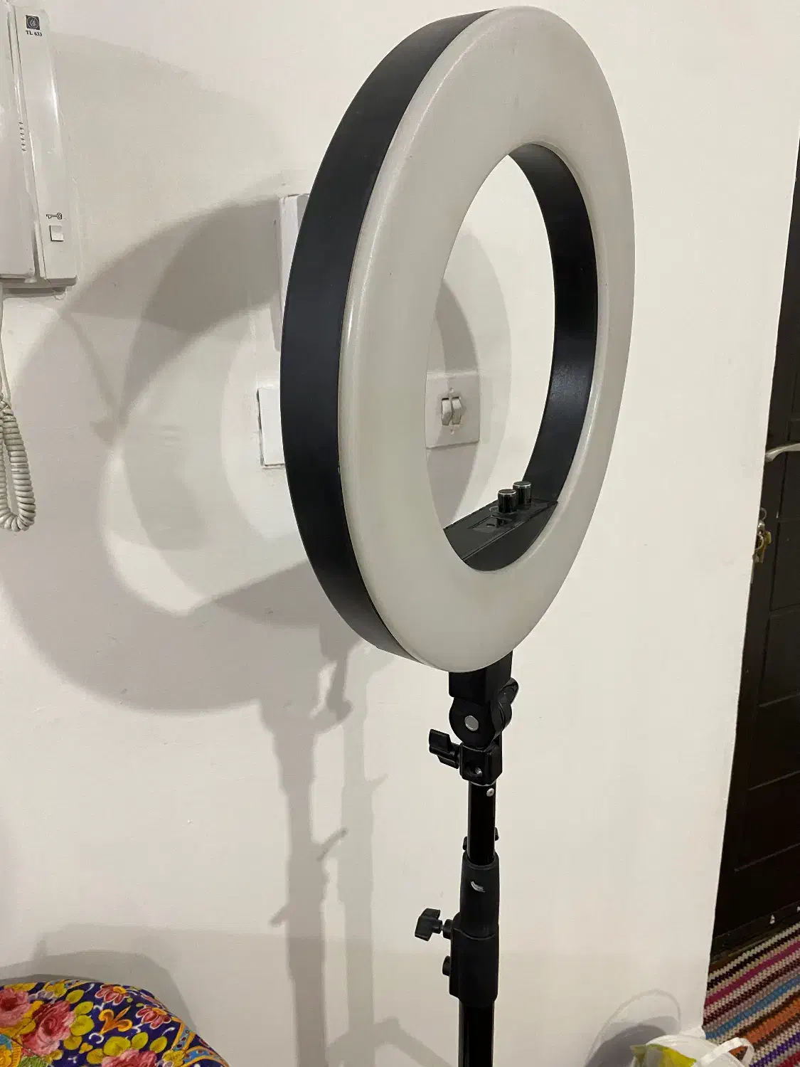 رینگ لایت به همراه سه پایه|دوربین عکاسی و فیلم‌برداری|اهواز, کوی ملی راه|دیوار