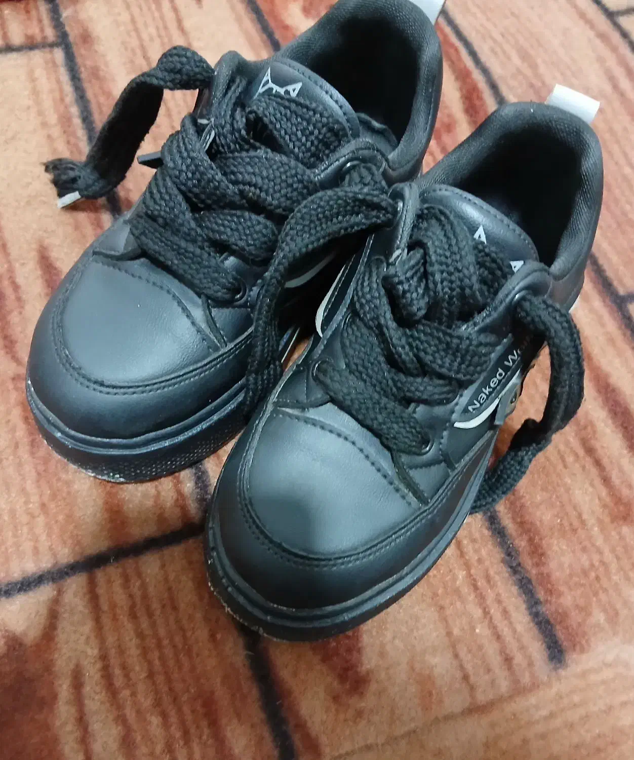 کفش|کیف، کفش، کمربند|خوی, |دیوار