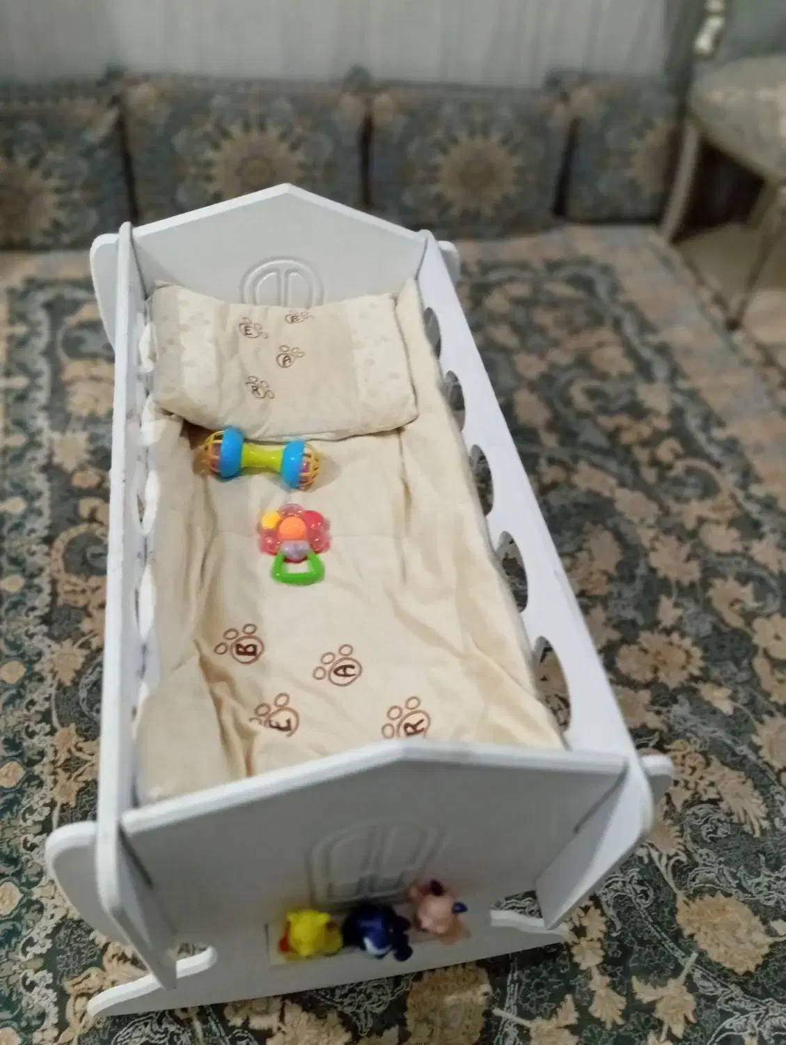 تخت کوچک وکم جاکنارتخت مادر|تخت و صندلی بچه|قدس, شهر‌قدس|دیوار