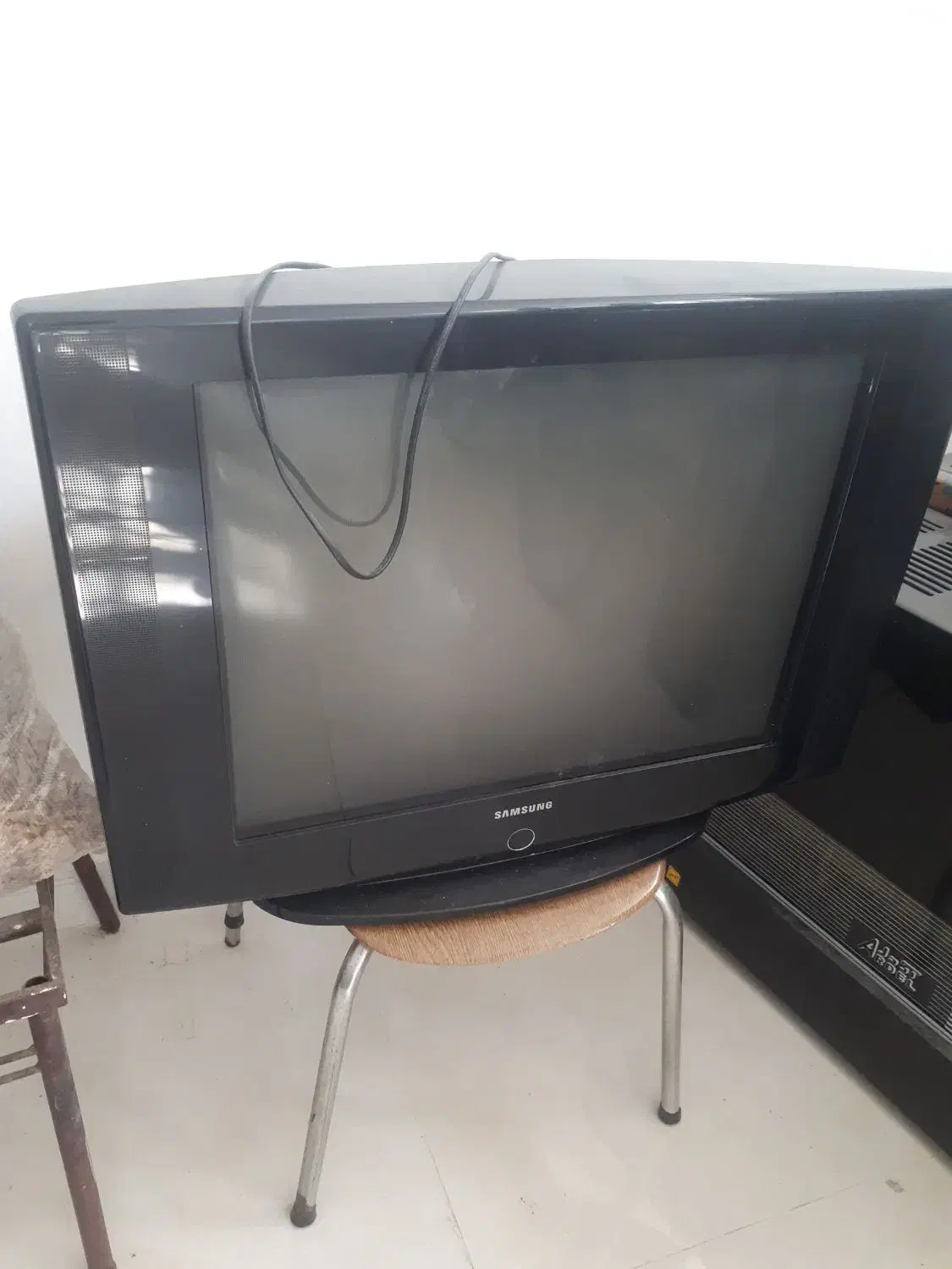 تلویزیون رنگی ۳۱ اینچ قدیمی گرده دار|تلویزیون و پروژکتور|اراک, |دیوار