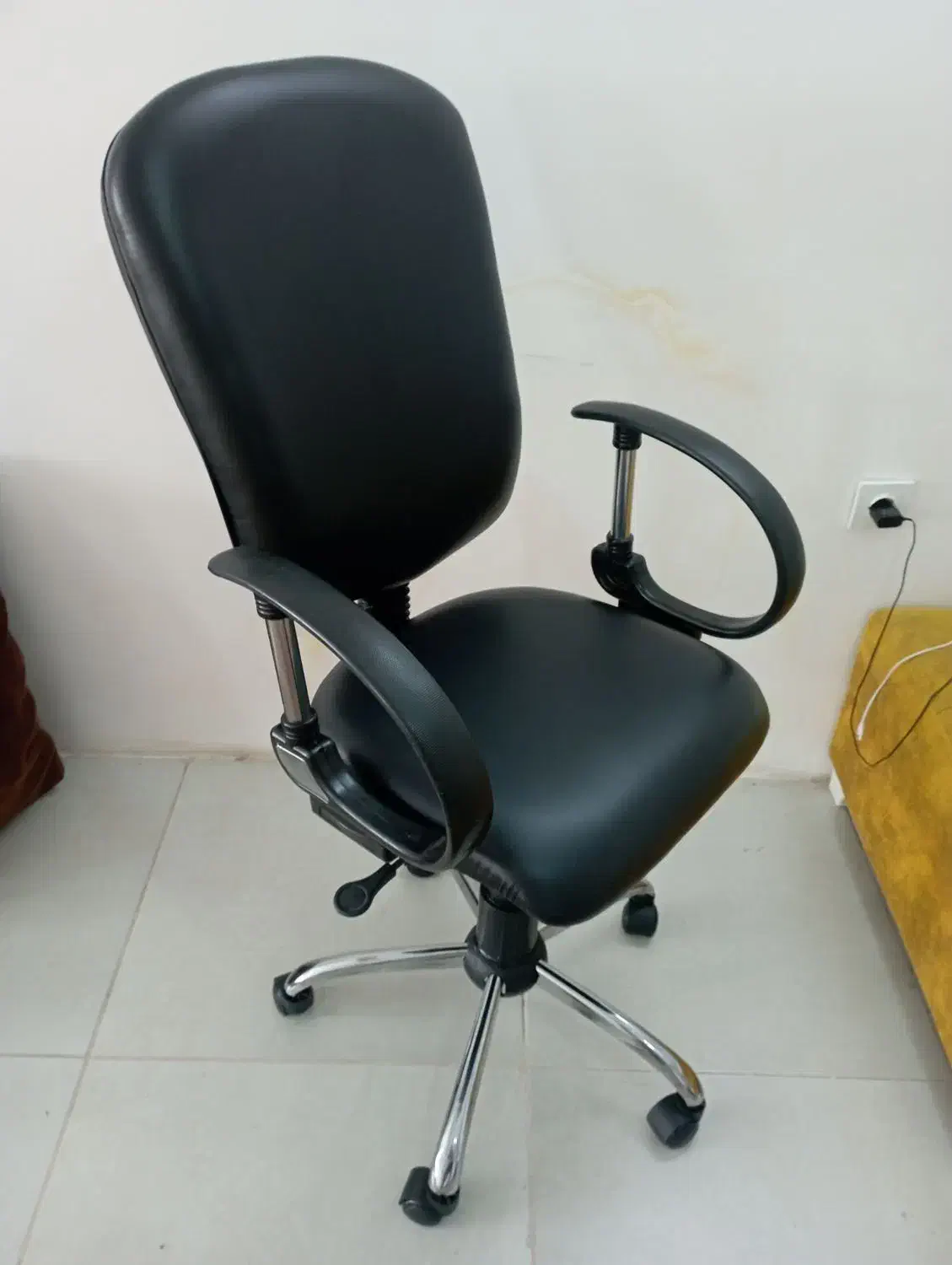 صندلی جکدار گردان|صندلی و نیمکت|قم, باغ کرباسی|دیوار