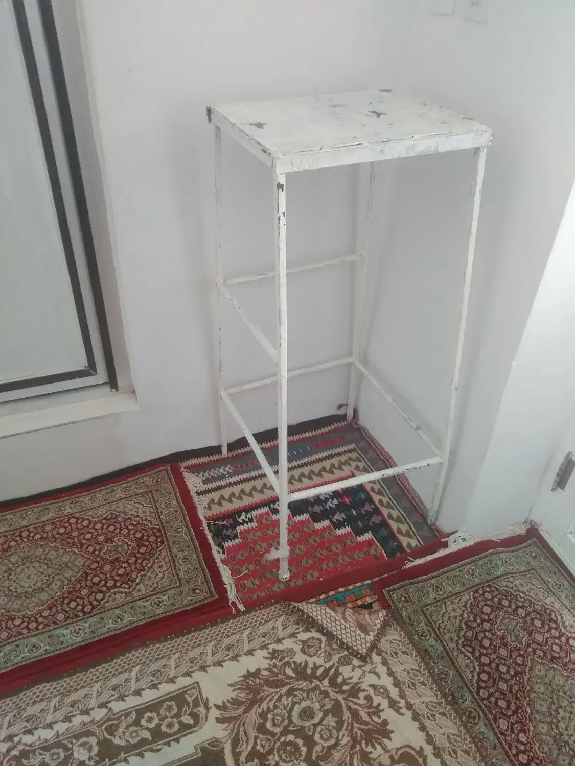 چهارپایه|صندلی و نیمکت|هرسین, |دیوار