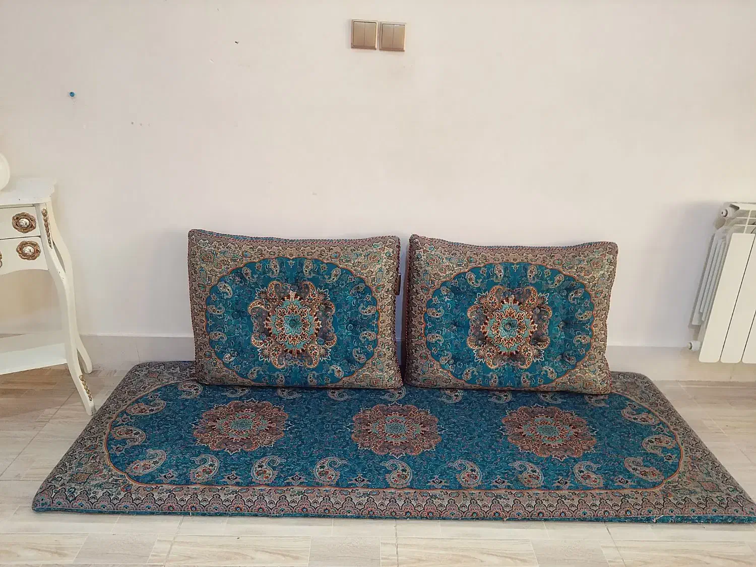 شاه نشین درحدنو ( تشک نشیمن  فوم  و ۲تا متکا)|مبلمان خانگی و میز عسلی|خرم‌آباد, |دیوار