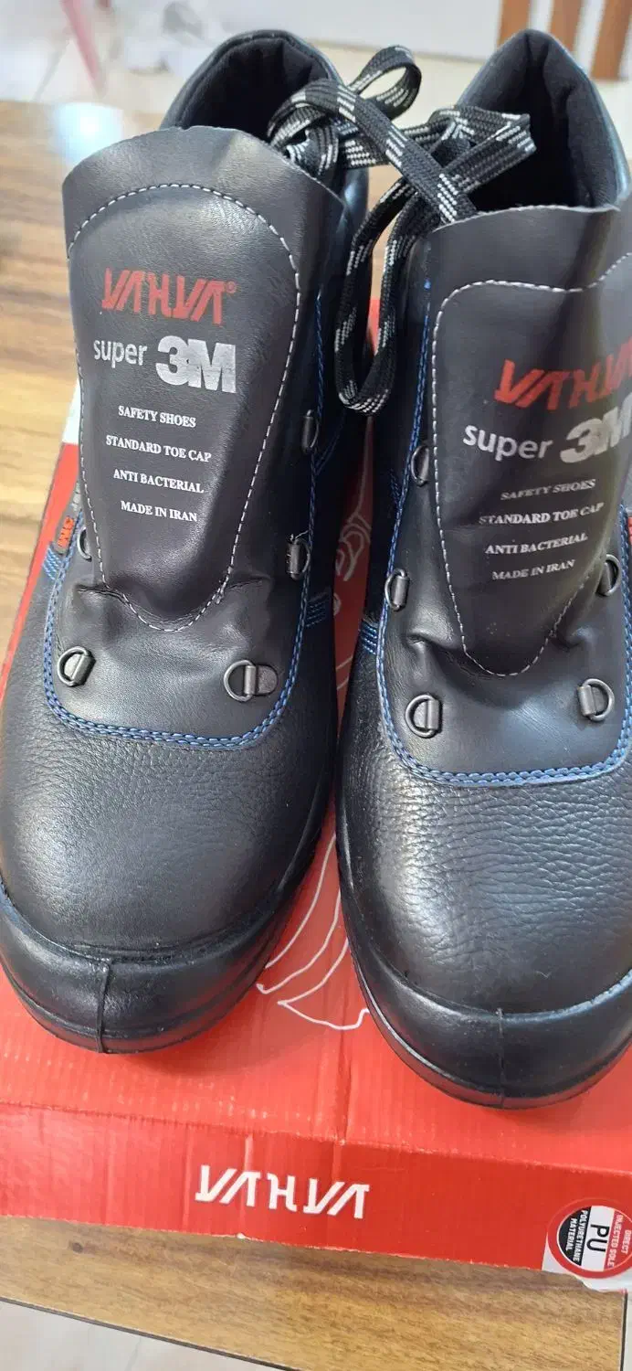 کفش کار نو|کیف، کفش، کمربند|رشت, رشتیان|دیوار