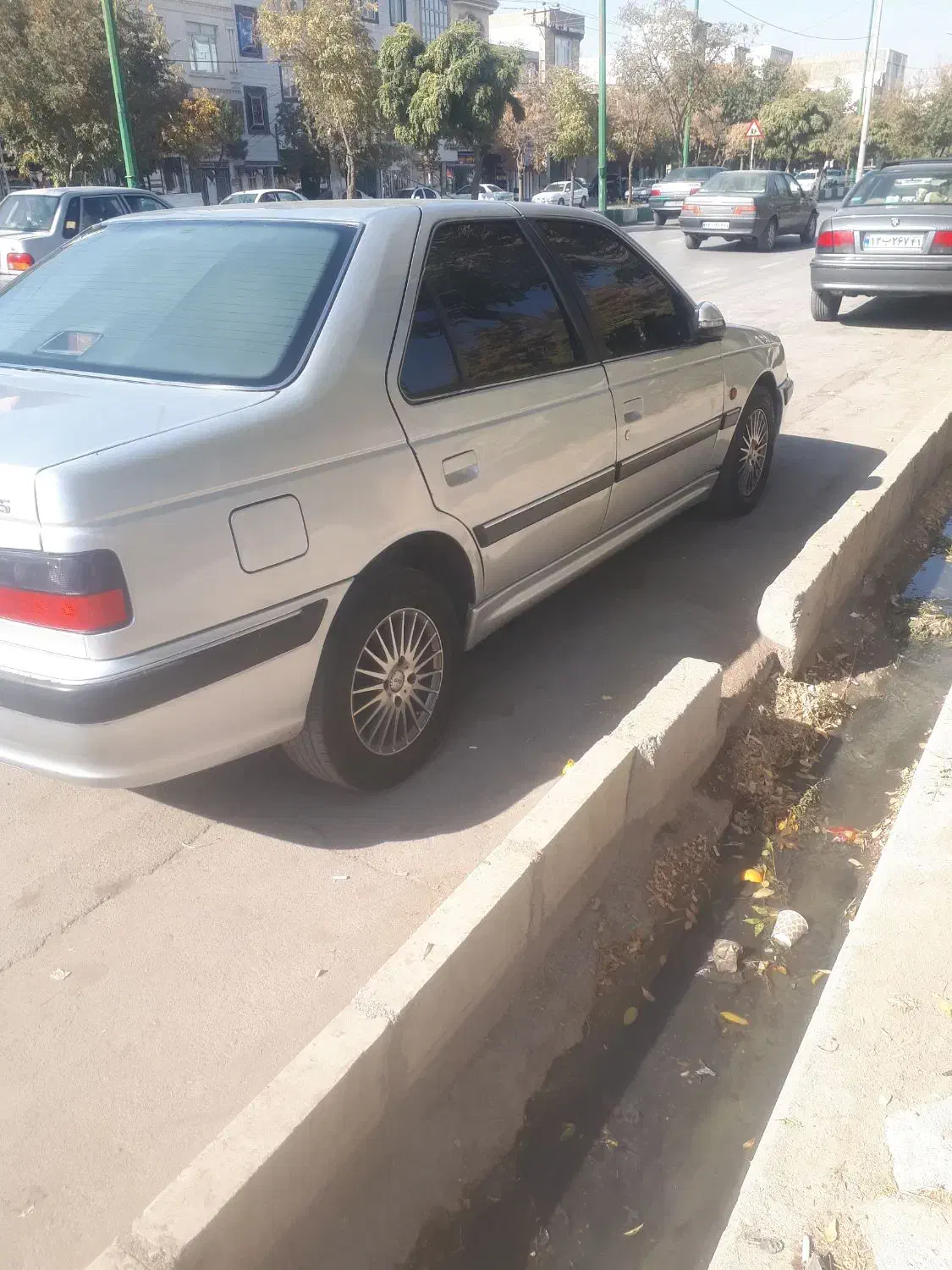 یک دستگاه پژو پارس|خودرو سواری و وانت|بروجرد, |دیوار