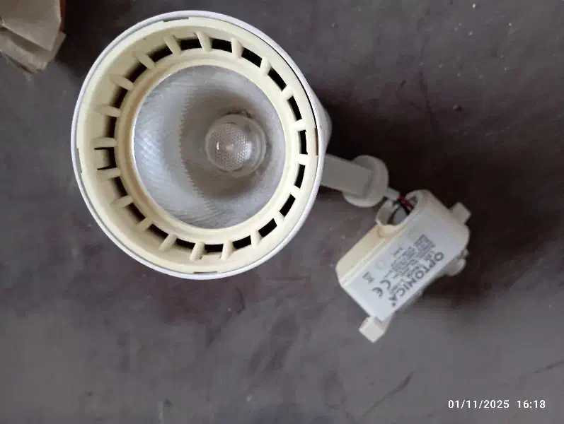 پروژکتور و لامپ نیمه سوخته|لامپ و چراغ|مشهد, استاد یوسفی (شهرک غرب)|دیوار