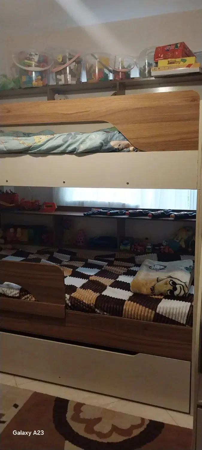 تخت خواب دوطبقه به همراه تخت مهمان در پایین تخت|تخت و سرویس خواب|لاهیجان, کوی زمانی|دیوار