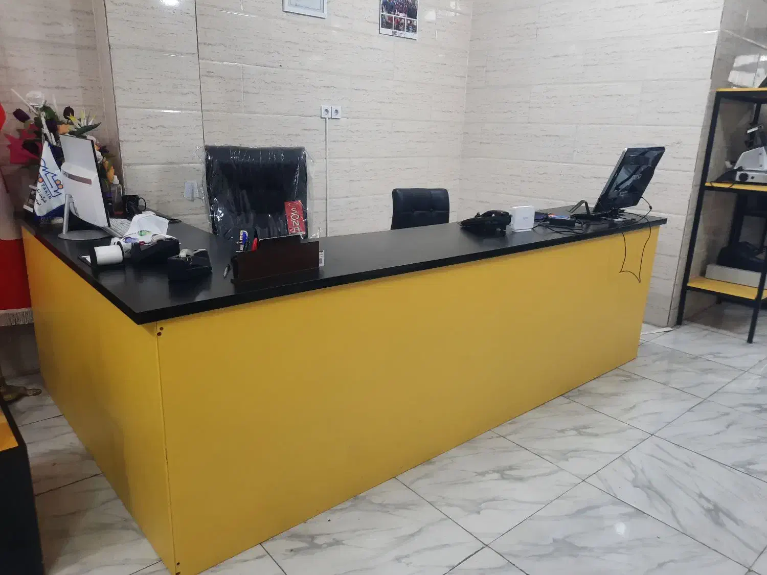 میز کارمندی mdf و کولر ۳۰ هزار اسپلیت|دفتر کار|رشت, پیرکلاچای|دیوار