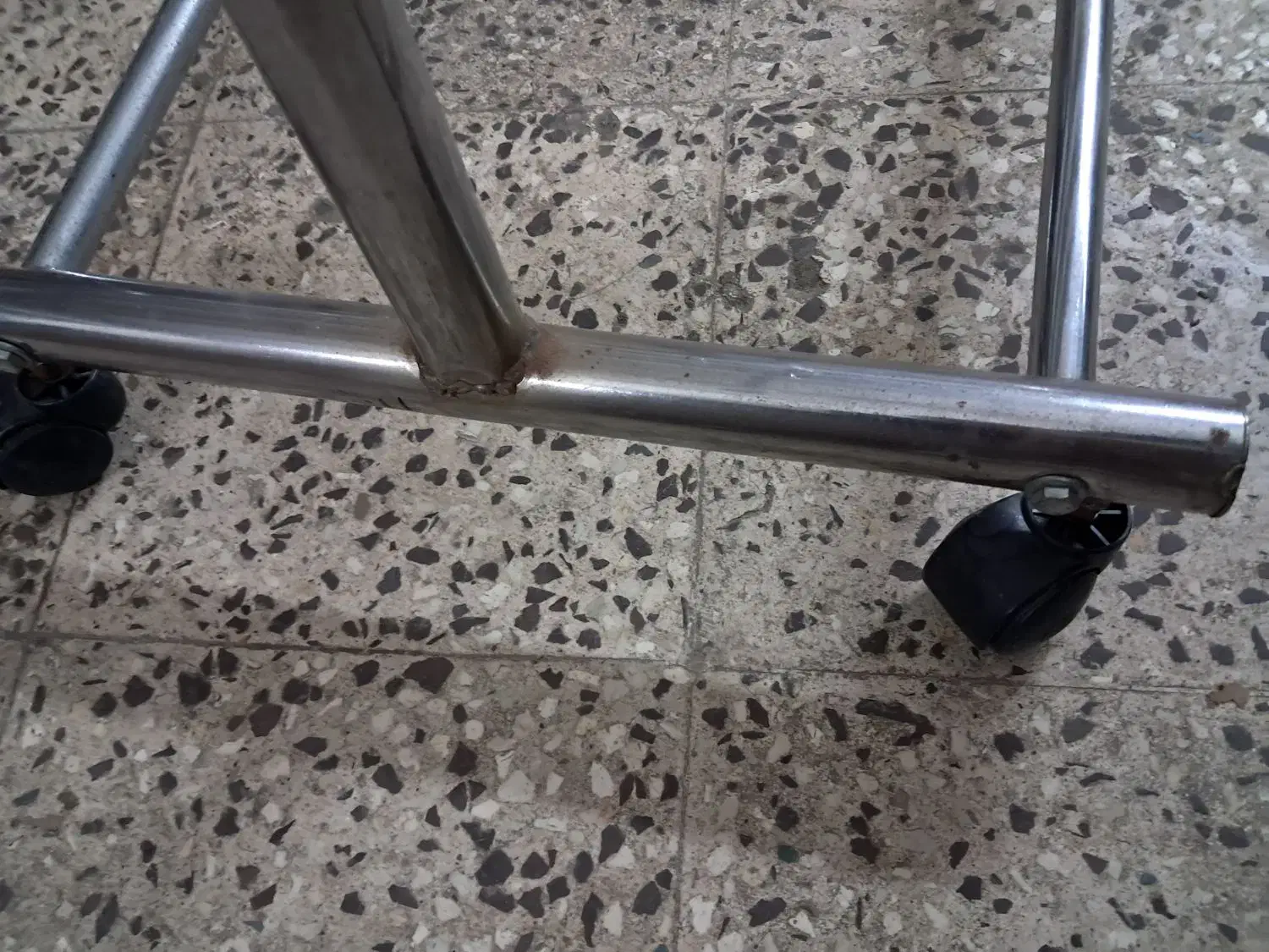 آویز لباس|بندرخت و رخت‌آویز|رشت, شهرک شهید مفتح|دیوار