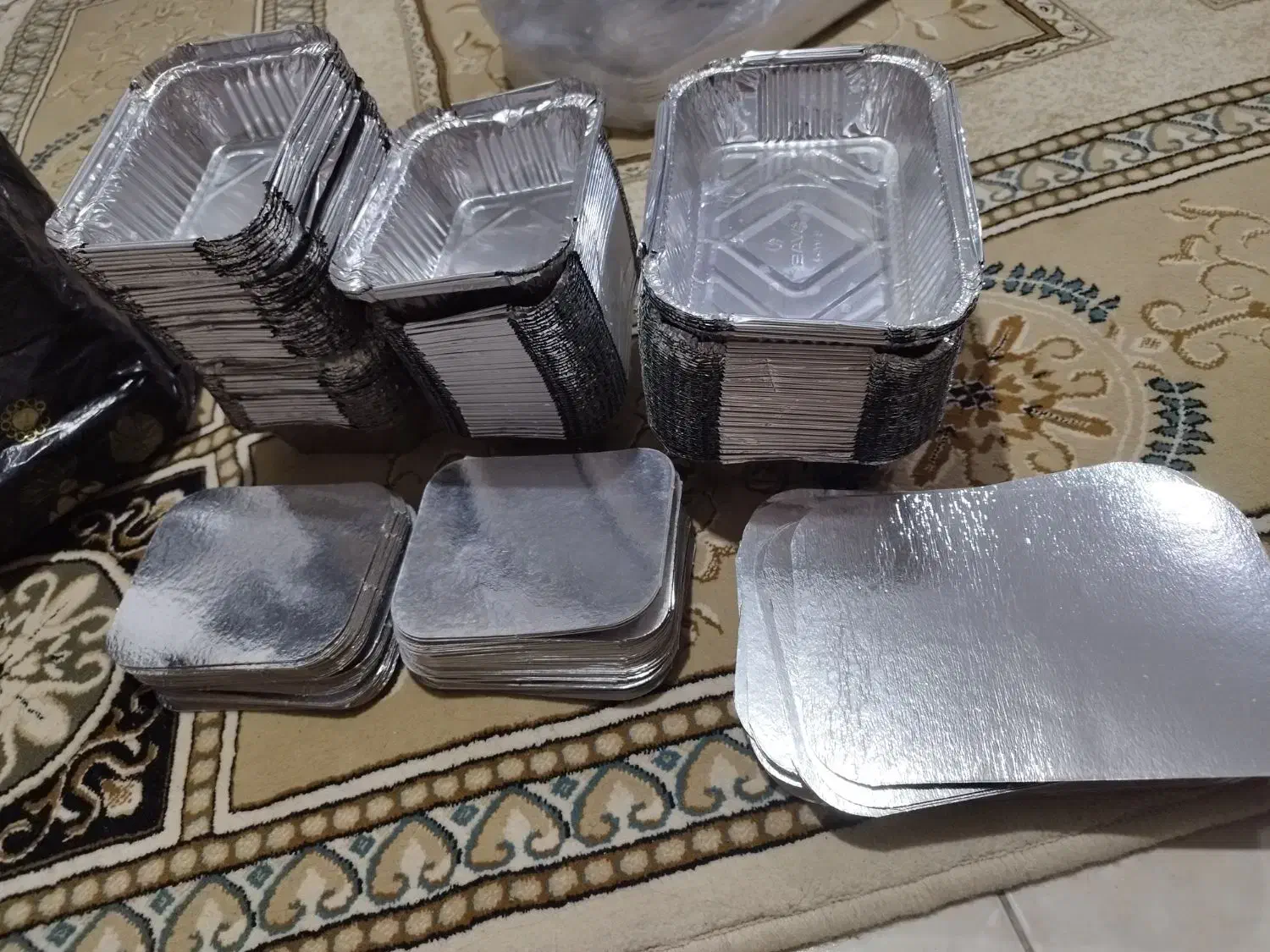 تعدادی ظرف یکبار مصرف|ظروف نگهدارنده، پلاستیکی، یک‌بارمصرف|اصفهان, قلعه طبره|دیوار