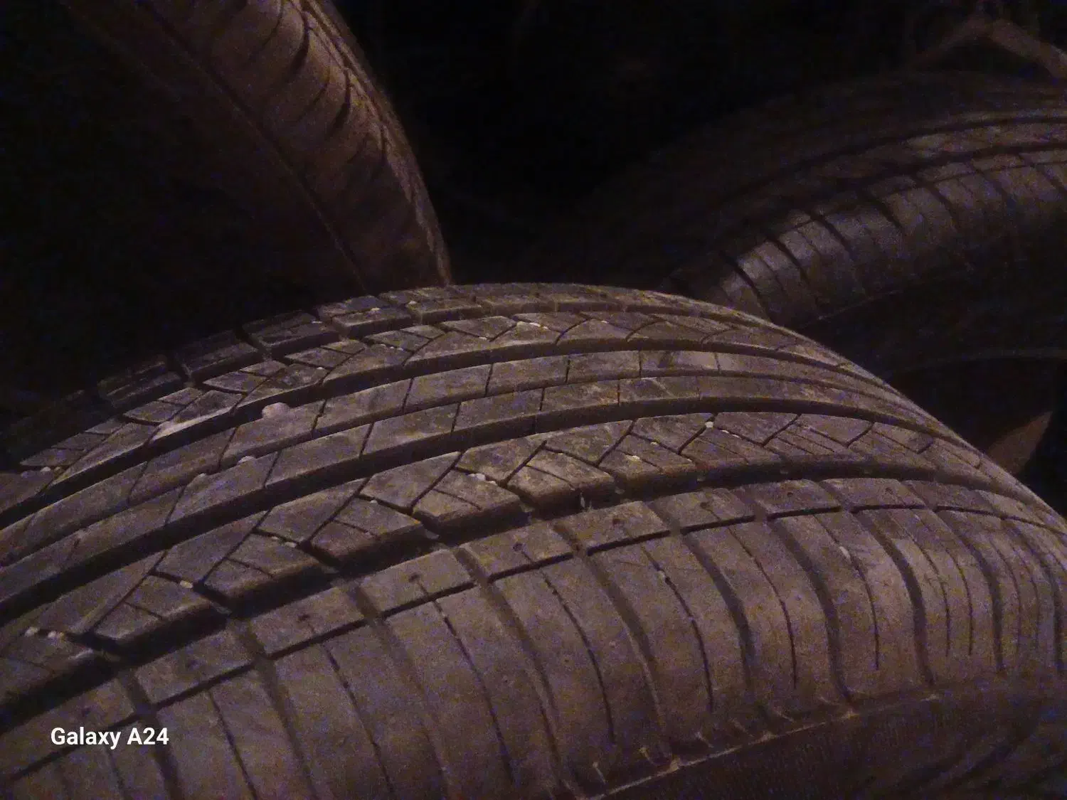 لاستیک ام بی ام شاسی|قطعات یدکی و لوازم جانبی|گرمدره, |دیوار