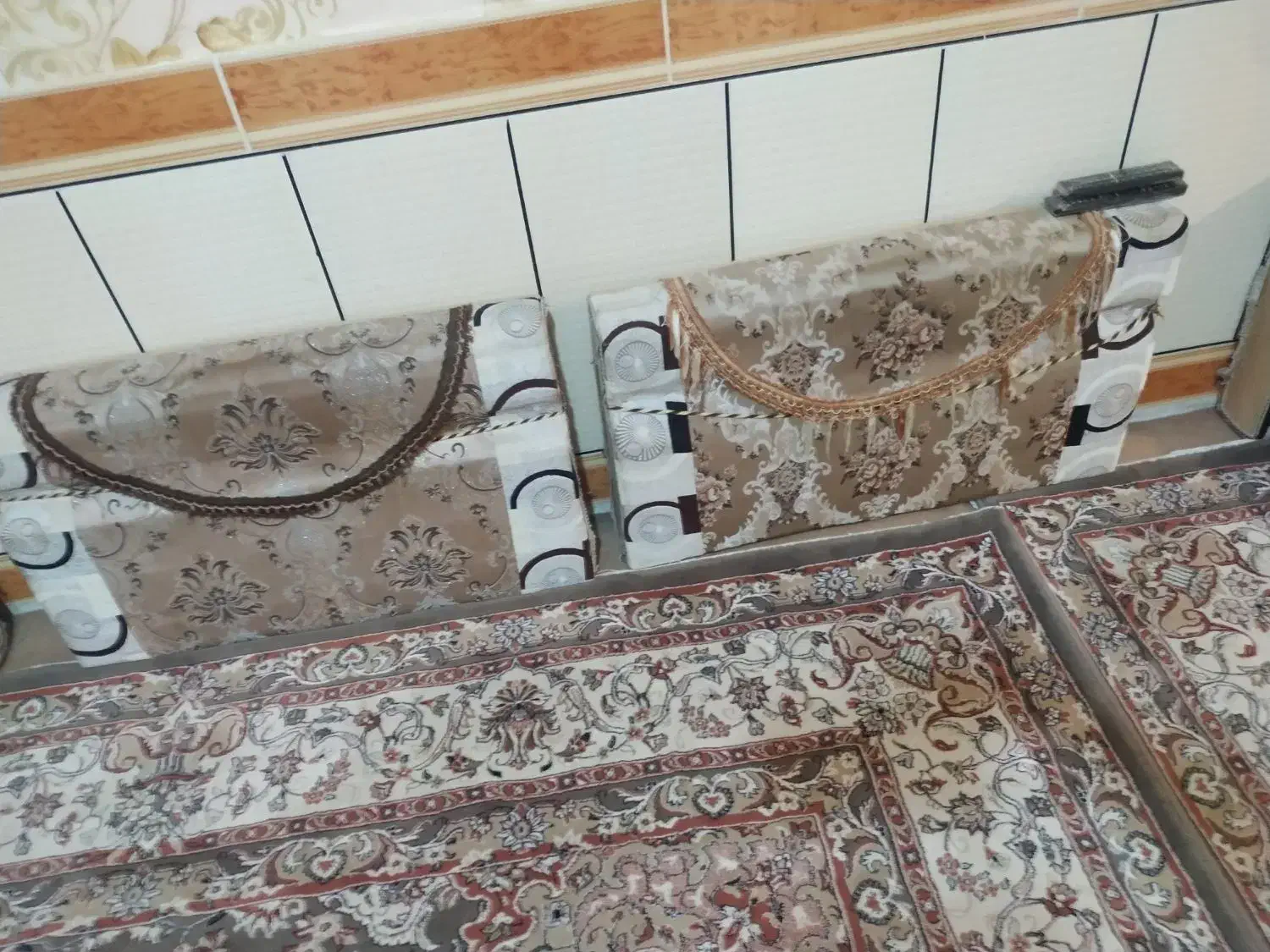 دو جفت پشتی درحد نو|پشتی|خرمآباد, |دیوار