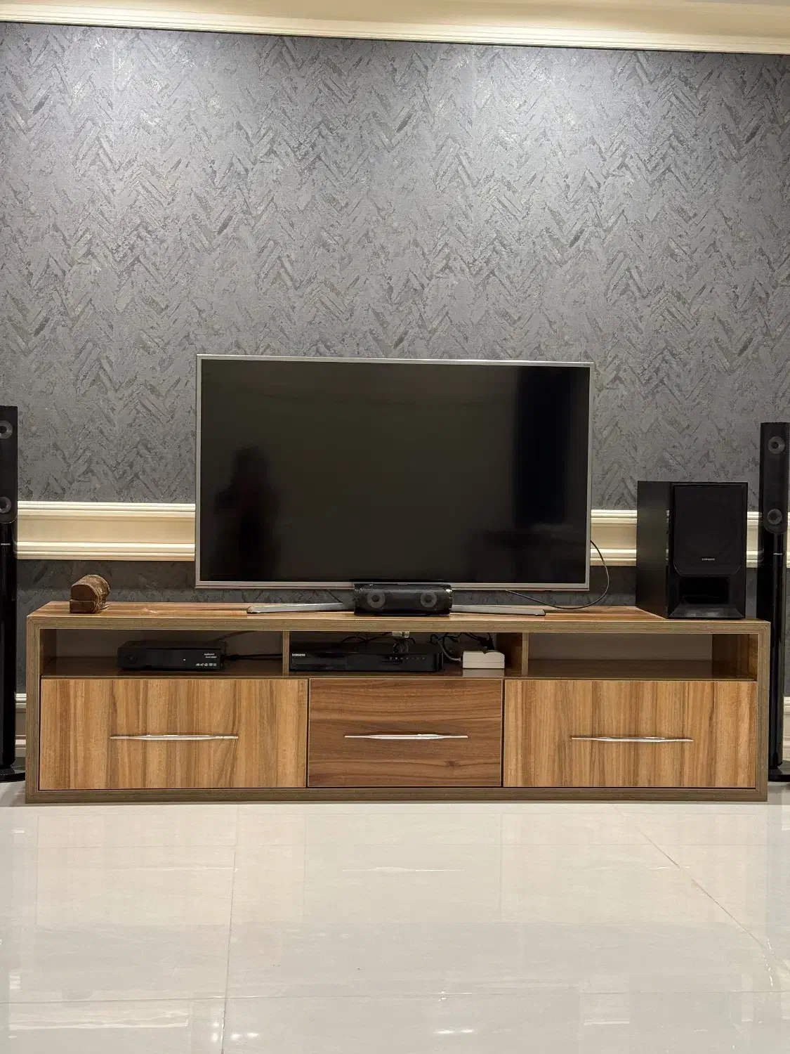 میز تلویزیون هایگلاس فوقالعاده تمیز و شیک|میز تلویزیون|شاهینشهر, سعدی جنوبی|دیوار