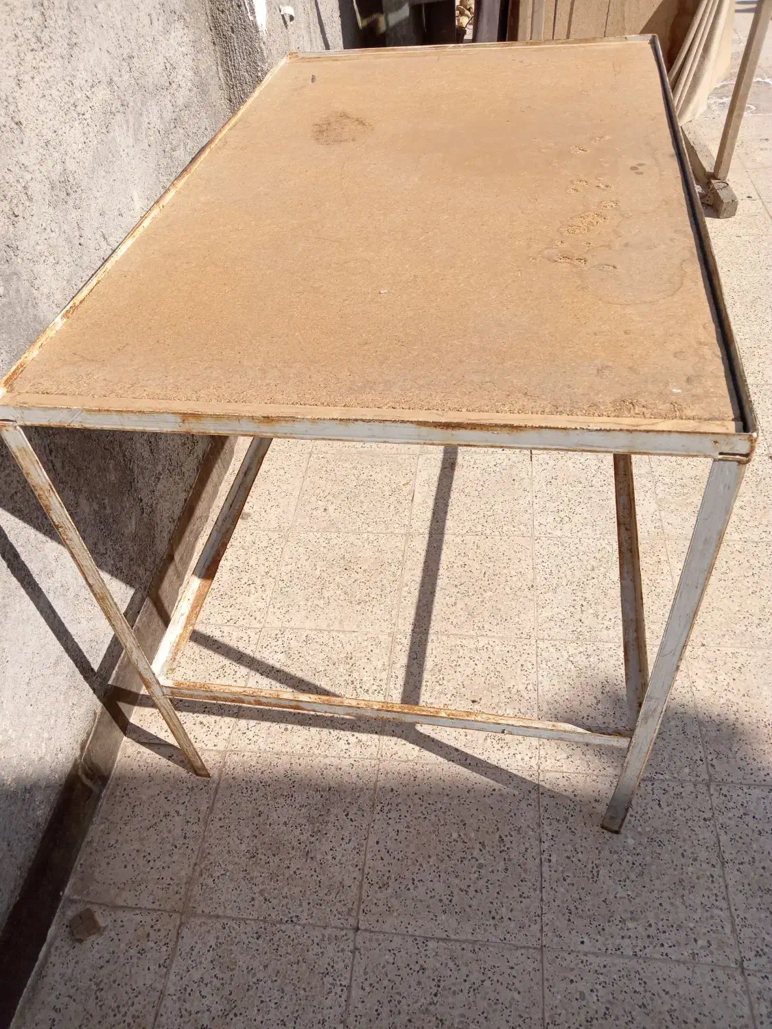 یک میز مستحکم و سالم|میز و صندلی غذاخوری|مشهد, ثامن|دیوار