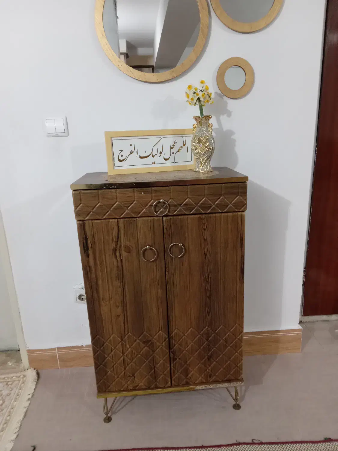 جاکفشی|جاکفشی، کمد، دراور|تهران, آبشار تهران (دریاچه)|دیوار