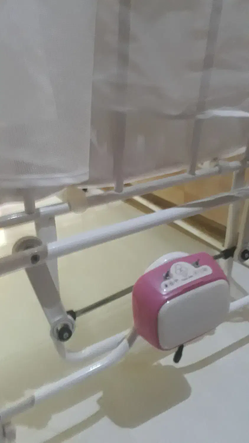 .گهواره و تخت برقی کنار مادر سودا ۵۰۰۰۰۰۰ تومان|تخت و صندلی بچه|تهران, راه آهن|دیوار