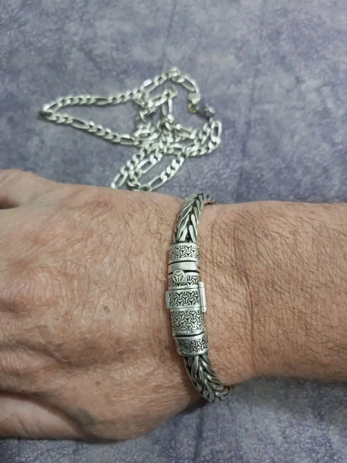 دستبند و زنجیر نقره|جواهرات|قم, قلعه کامکار|دیوار