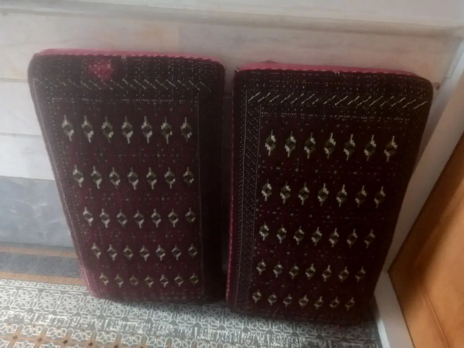 یک جفت پشتی|پشتی|قم, باغ شریفی|دیوار