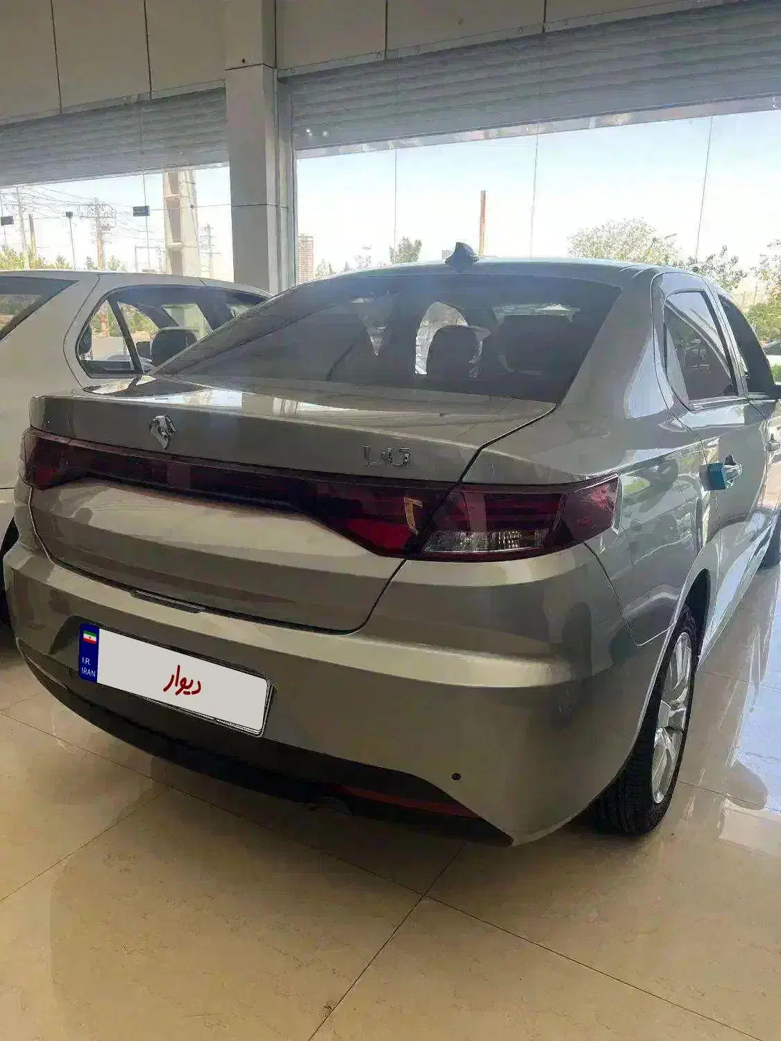 تارا دنده V1 رنگ تیتانیوم و سفید ۴۰۴|خودرو سواری و وانت|شیراز, شهرک بزین|دیوار