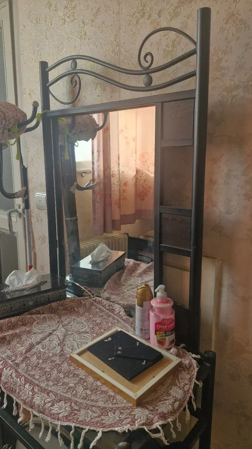 میز تلویزیون و تخت یک نفره|میز تلویزیون|تهران, شهرک بعثت|دیوار