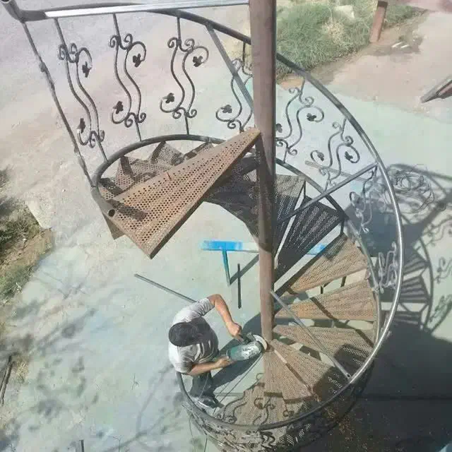 راه پله گرد|مصالح و تجهیزات ساختمان|کاشان, لتحر|دیوار