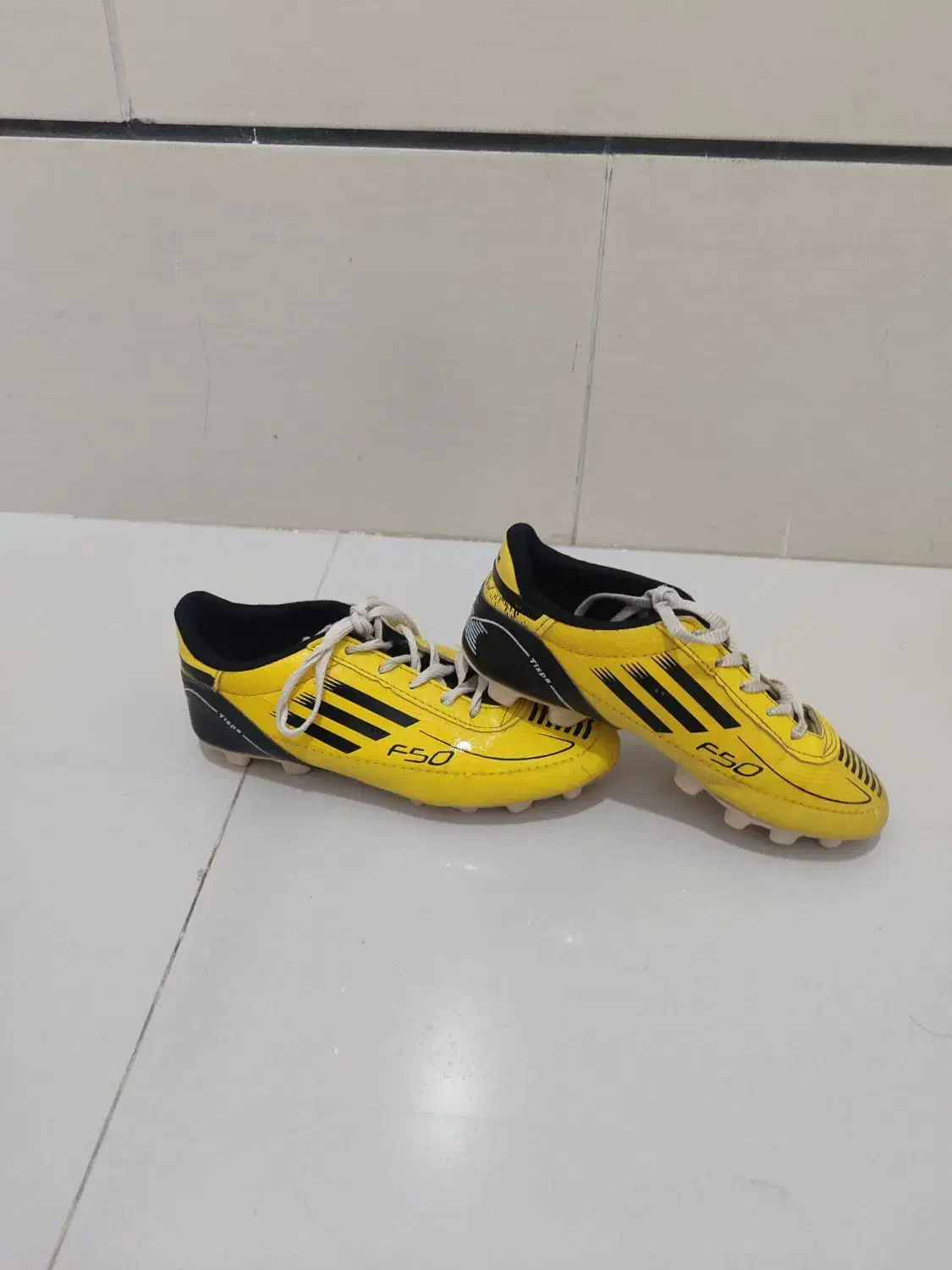 کفش چمن  فقد دو پا خورده|کیف، کفش، کمربند|کاشمر, |دیوار