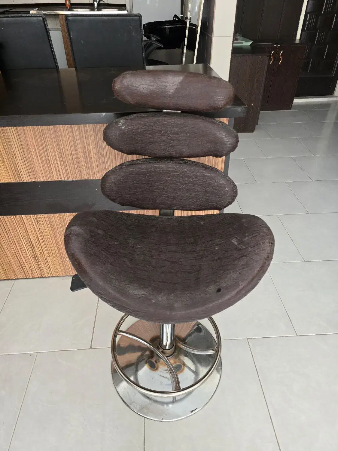 اینه و کنسول و صندلی|آرایشگاه و سالن‌های زیبایی|اصفهان, سنبلستان|دیوار