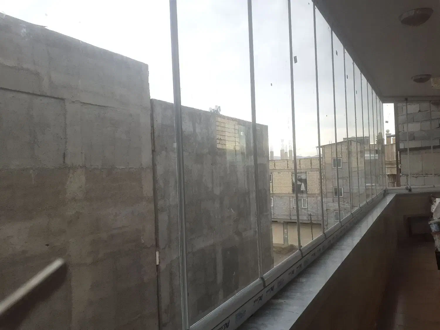 اجرای سیستم بالکن شیشه ای|مصالح و تجهیزات ساختمان|میانه, |دیوار