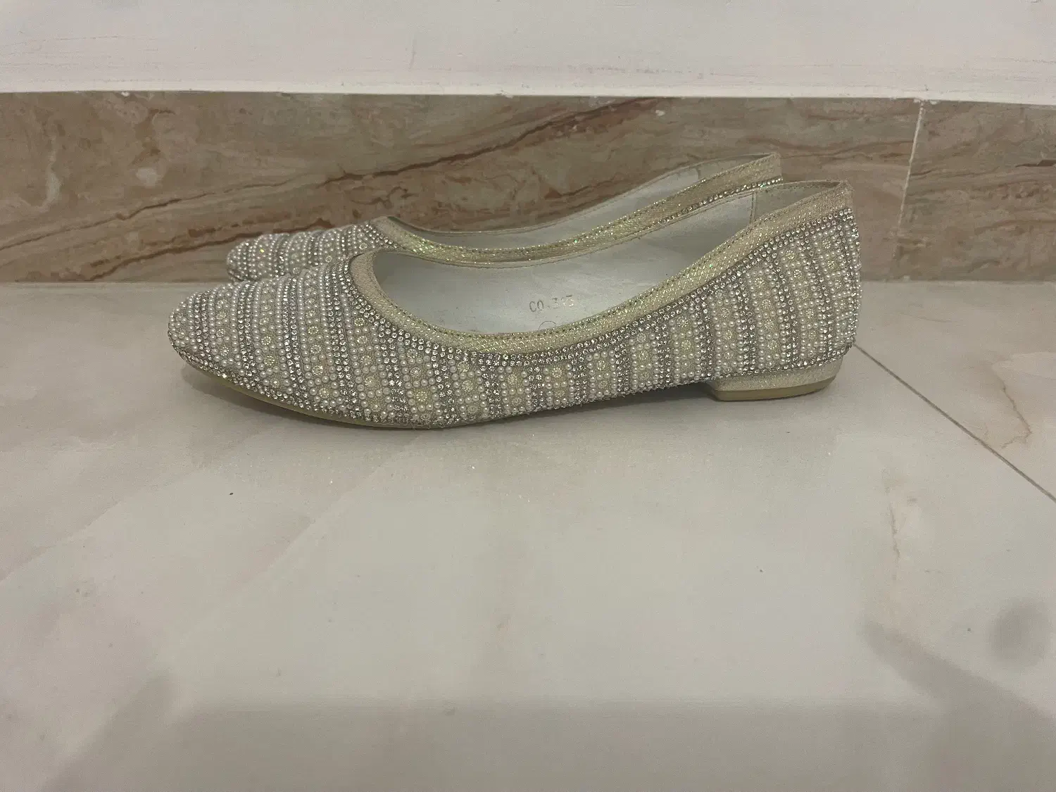 کفش مجلسی|کیف، کفش، کمربند|صومعهسرا, |دیوار