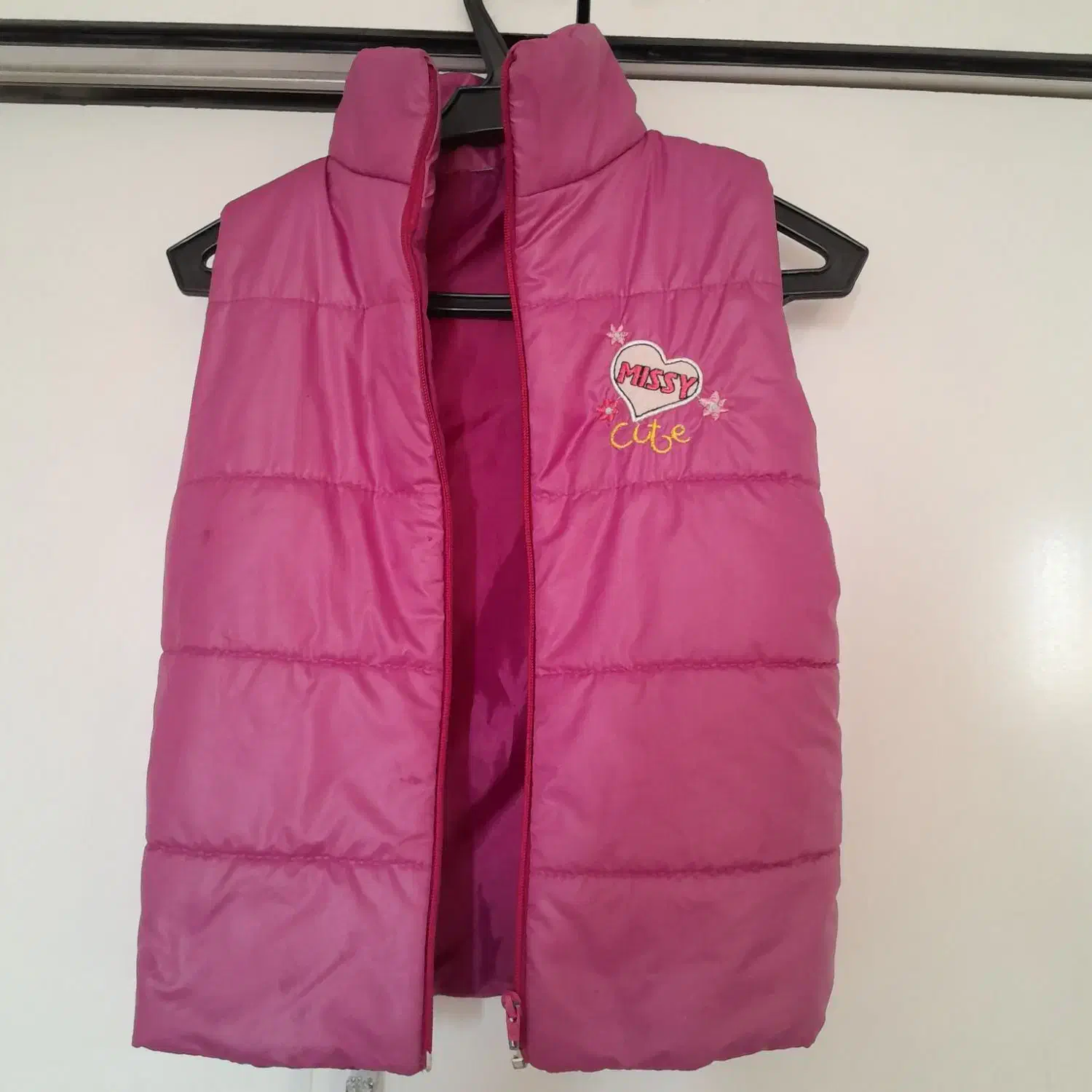 تعدادی لباس|کفش و لباس بچه|خوی, |دیوار