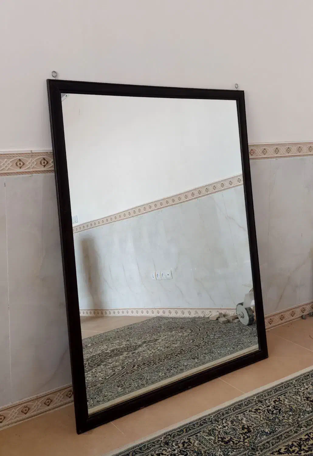 آینه|آینه|صحنه, |دیوار