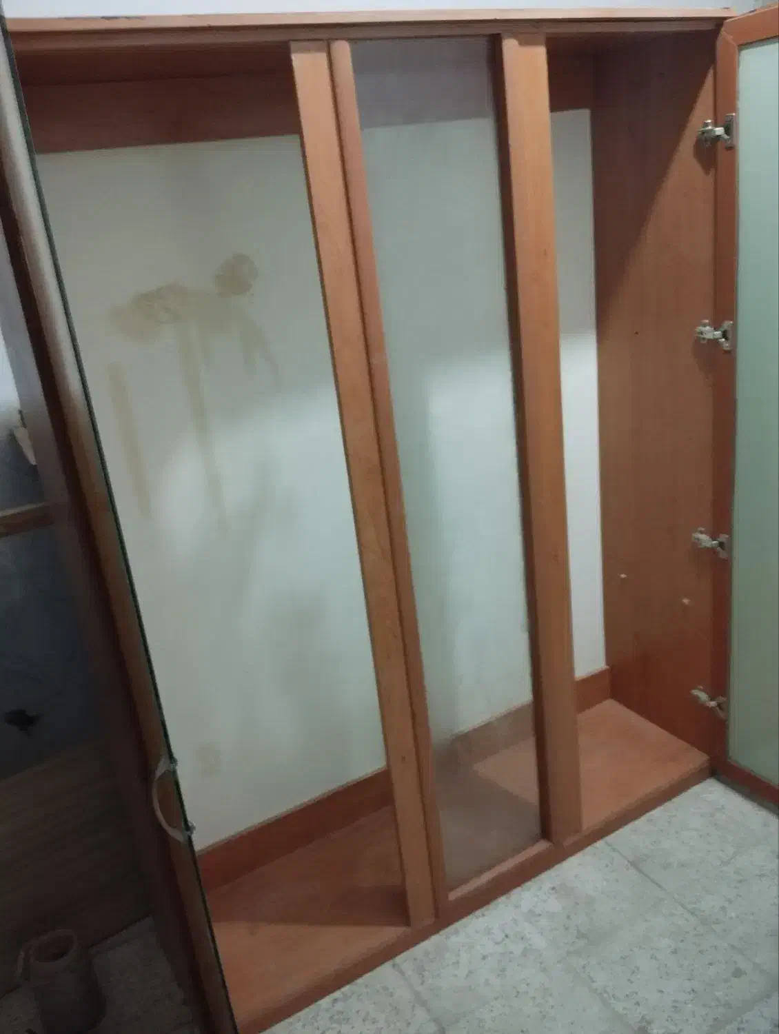 یک عدد کمد دیواری بوفه ای طبقه دار به فروش میرسد|جاکفشی، کمد، دراور|نیشابور, بنیاد شهید|دیوار