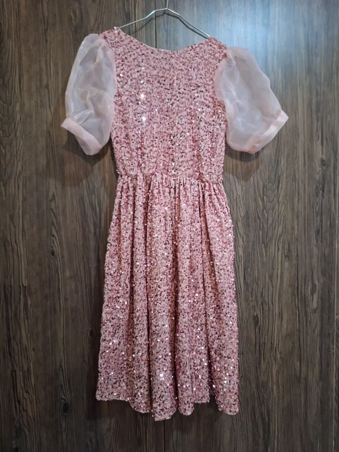 پیراهن مجلسی|لباس|رشت, گلزاران|دیوار