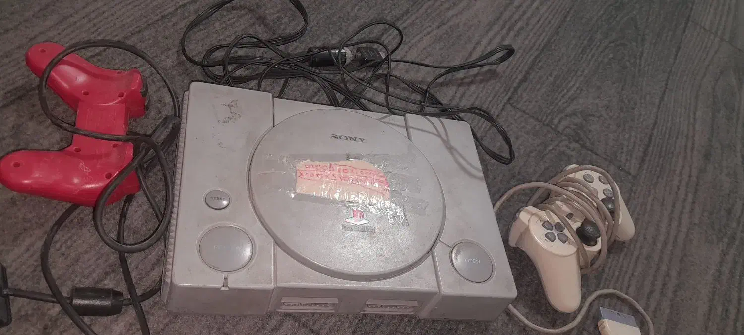 یک عدد سونی ۱ سالم با دو عدد دسته سیم ۳فیش|کنسول، بازی ویدئویی و آنلاین|تاکستان, |دیوار