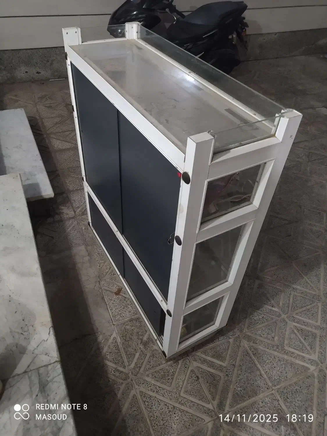 ویترین،عینک آفتابی و عطر|فروشگاه و مغازه|الوند, |دیوار