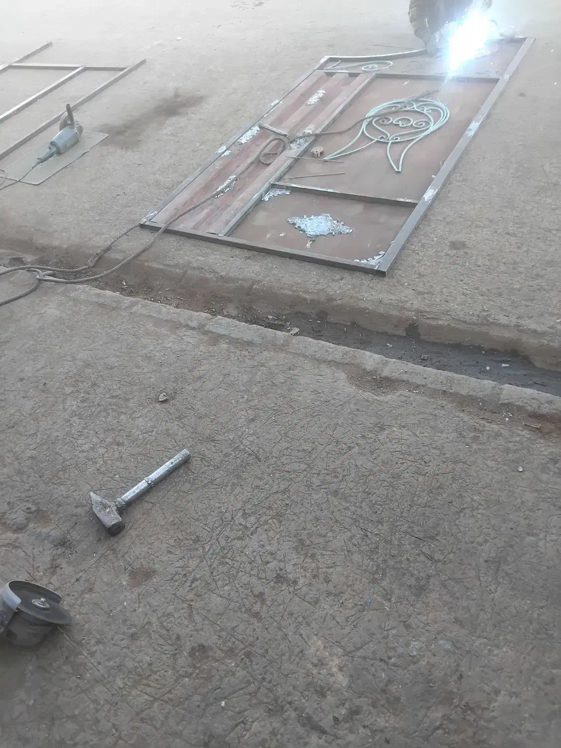 جوشکارسیارهمه کار هایه خورده کاری و زیر قیمت بازار|خدمات پیشه و مهارت|نیشابور, شهرک رسولی|دیوار