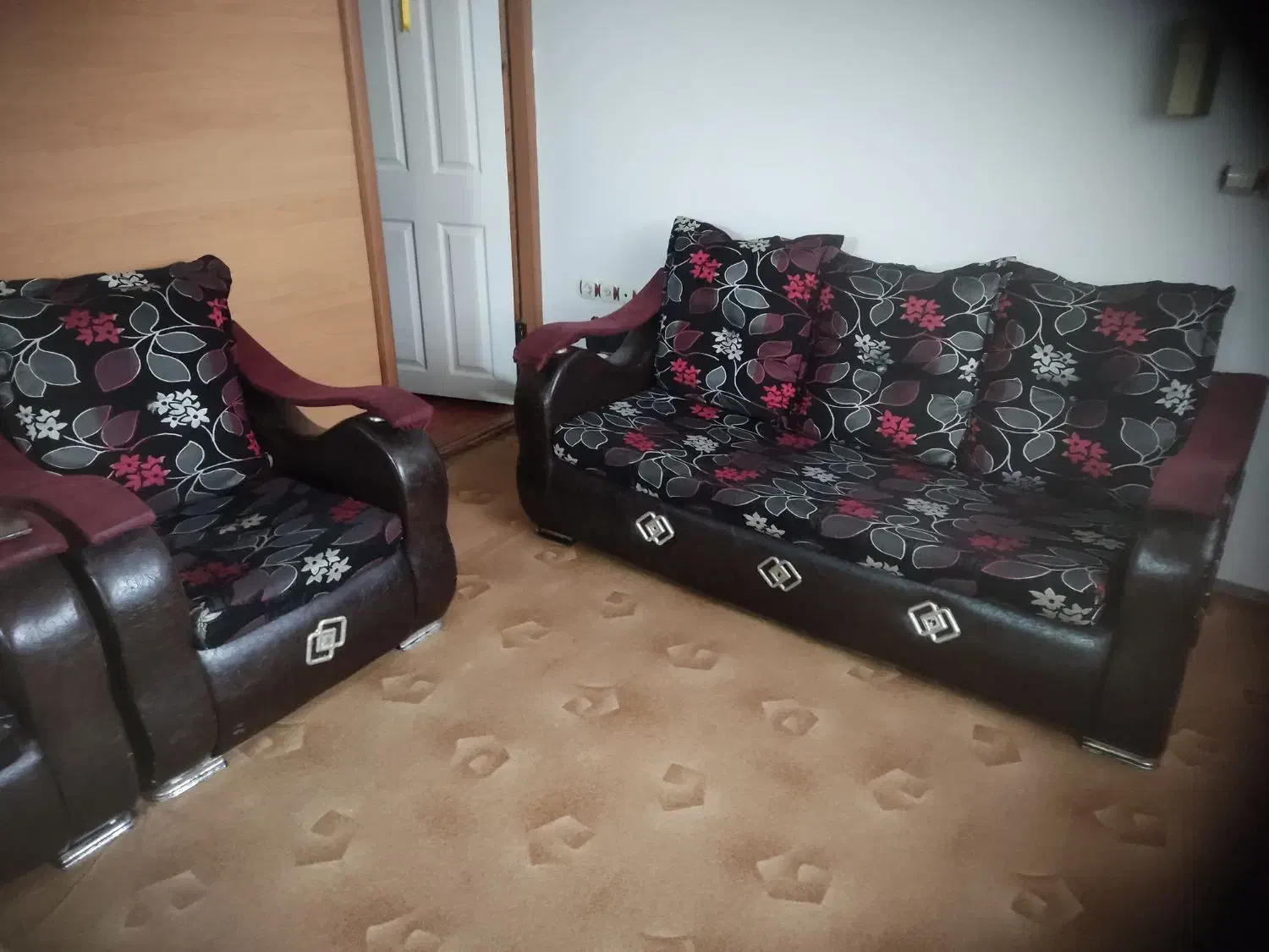 یک دست مبل چرم هفت نفره فروشی آستانه دشتستانی|مبلمان خانگی و میز عسلی|آستانه اشرفیه, |دیوار