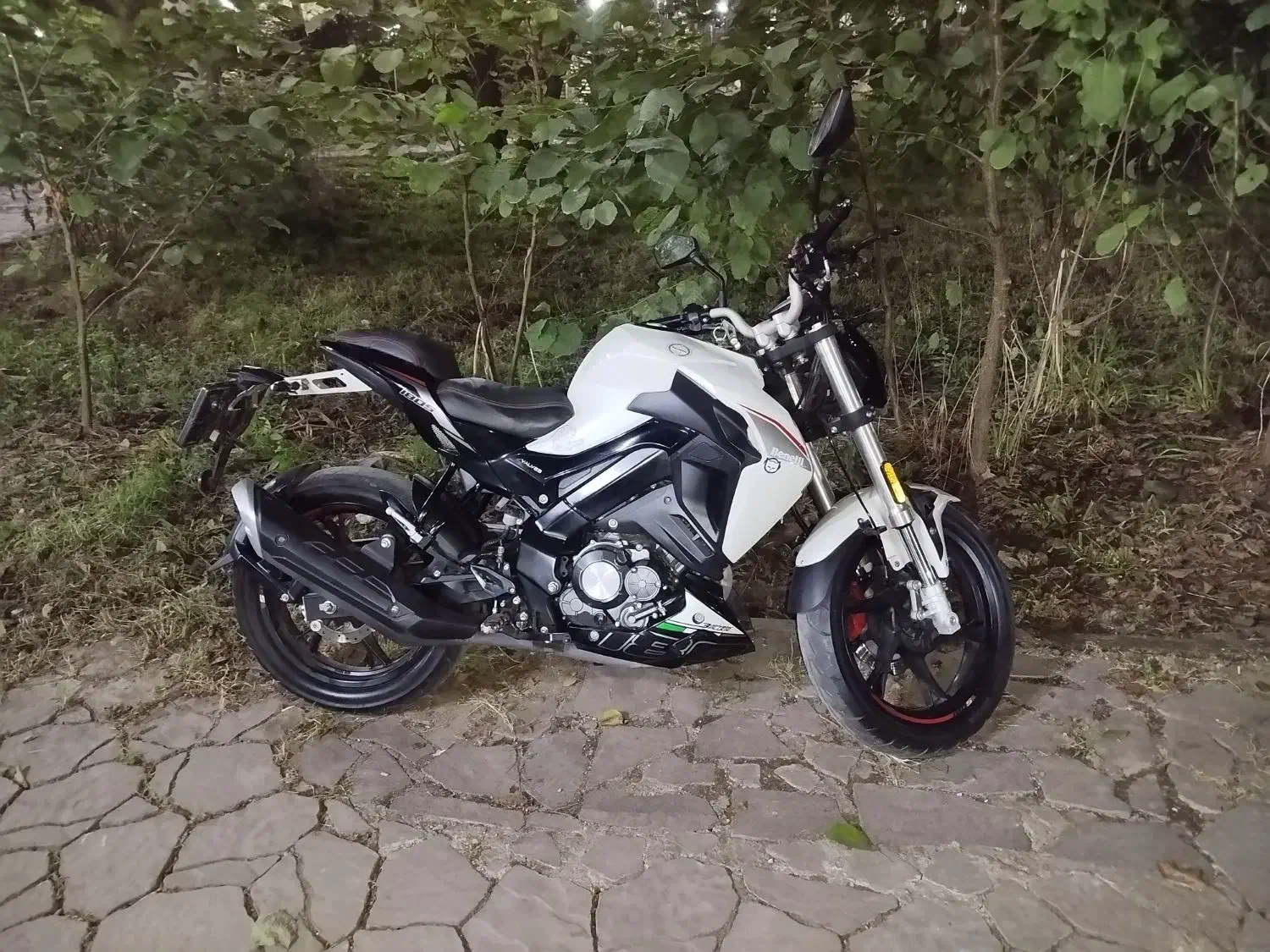 بنلی 180|موتورسیکلت|رشت, نخودچر|دیوار