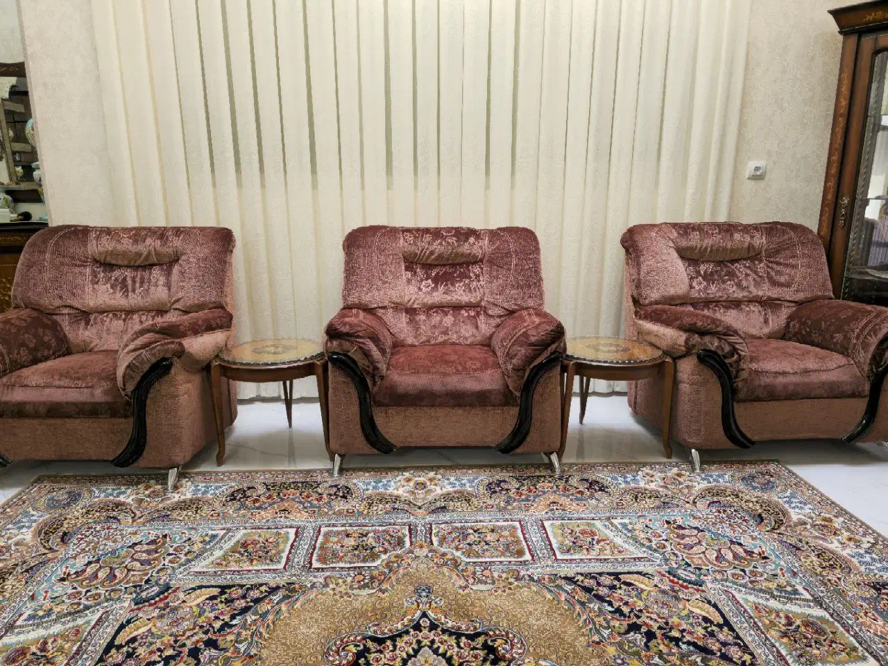 مبل ۱۰ نفره و با یک میز گرد بزرگ و ۲ عدد میز گرد|مبلمان خانگی و میز عسلی|اردبیل, |دیوار